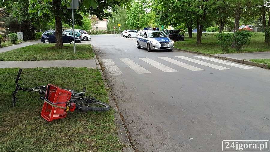 Cofając złamała nogę rowerzyście