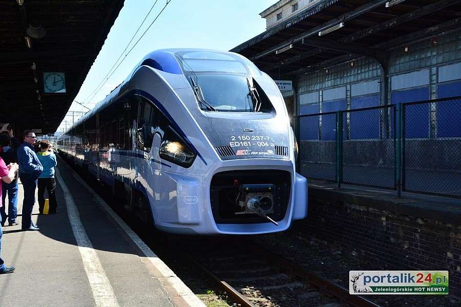 Pociąg PESA DART w Jeleniej Górze