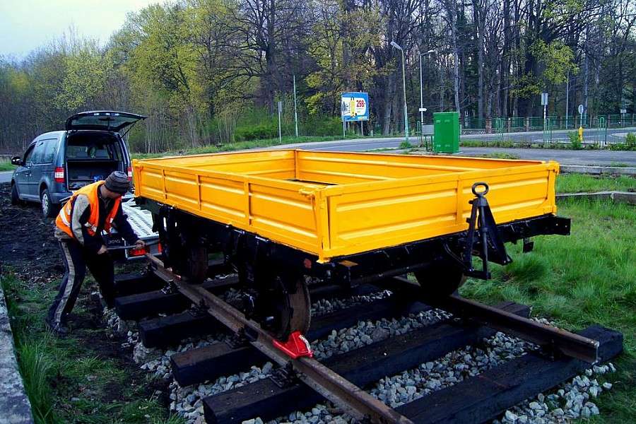 Mimo rozkradzionych torów do Kowar przyjechał wagon towarowy