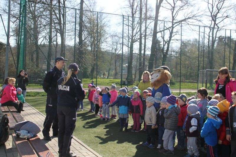 Policjanci w przedszkolu w Janowicach Wielkich