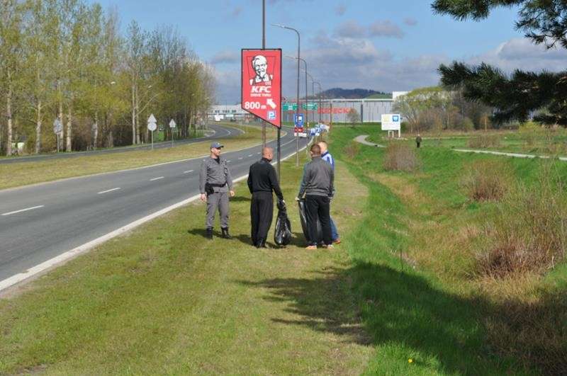 Skazani sprzątali Jelenią Górę