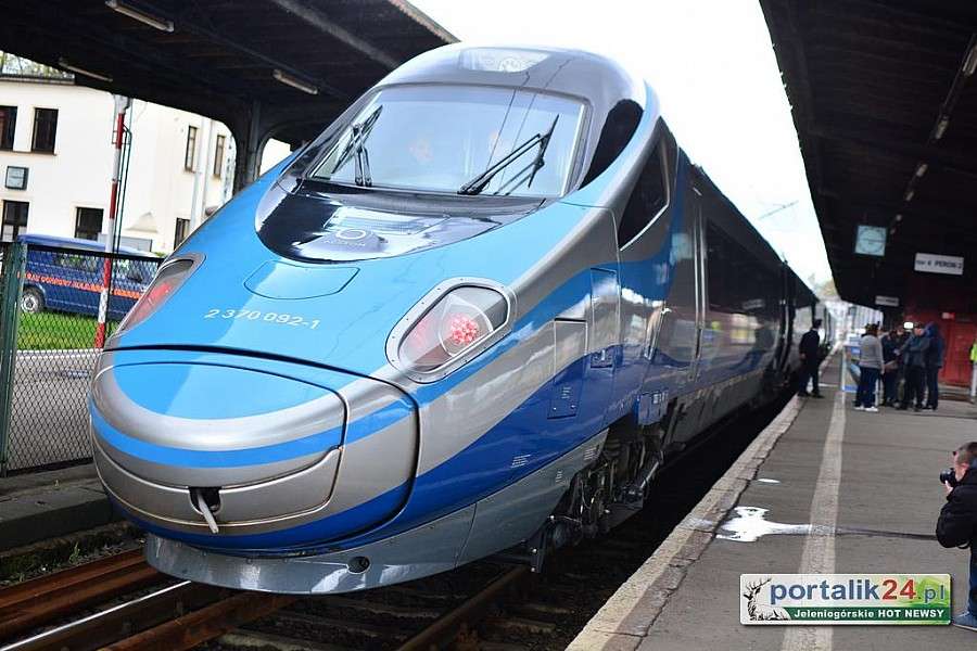 Pendolino już w Jeleniej Górze ! Ogromne zainteresowanie mieszkańców