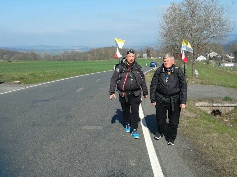 Pokonali prawie 600 km. Ksiądz Grzegorz czuje się na siłach i nie odpuszcza