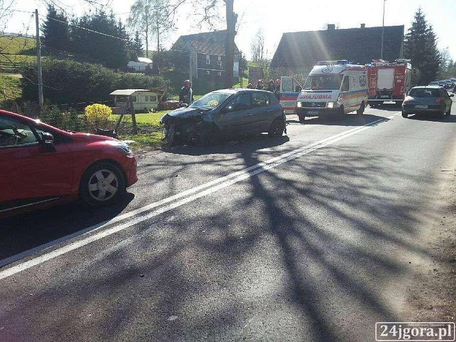 Uderzyła w drzewo i spowodowała kolizję