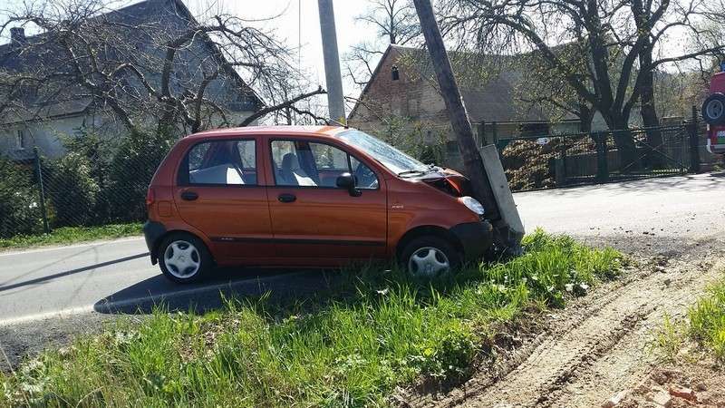 Matiz uderzył w słup. Kierowca w szpitalu.