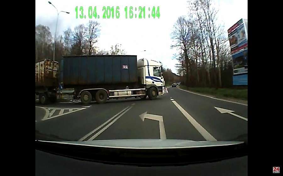 Ciężarówką wymusił pierwszeństwo. Film ku przestrodze.
