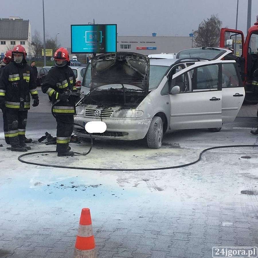 Samochód zapalił się na parkingu pod Tesco