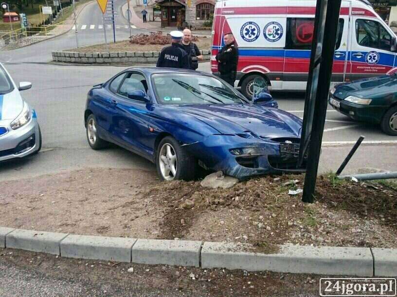 Karpacz : Hyundai zatrzymał się na znaku drogowym