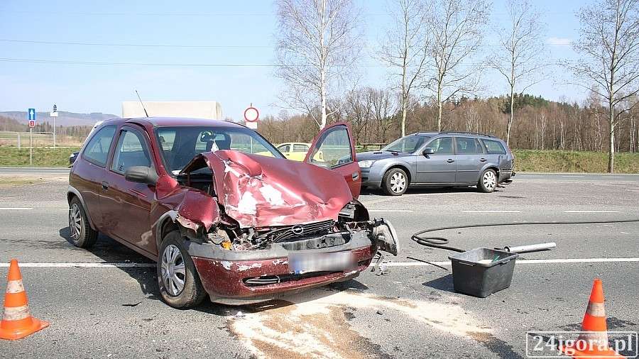 Cztery osoby w szpitalu po wypadku na al. Konstytucji 3 Maja 