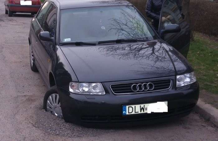 Auto zapadło się na drodze