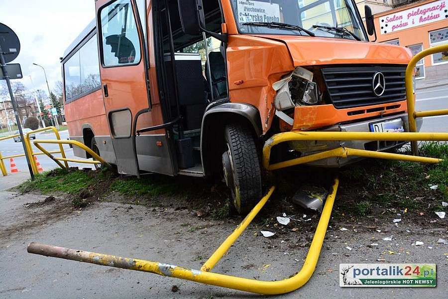Autobusem w barierki... 