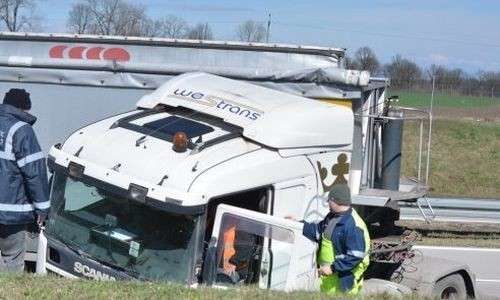 Scania zjechała do rowu