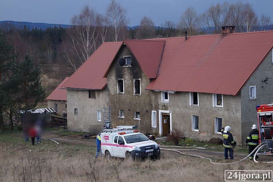 Dzieci poparzone w pożarze domu