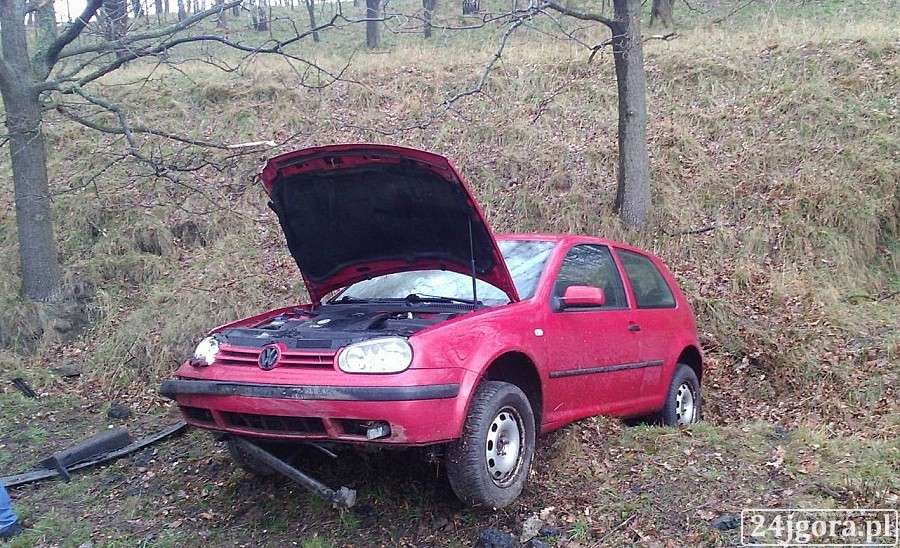Rybnica: Volkswagen wylądował w rowie