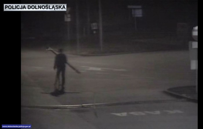 Wracał z dyskoteki i ukradł... szlaban. Zobacz video.