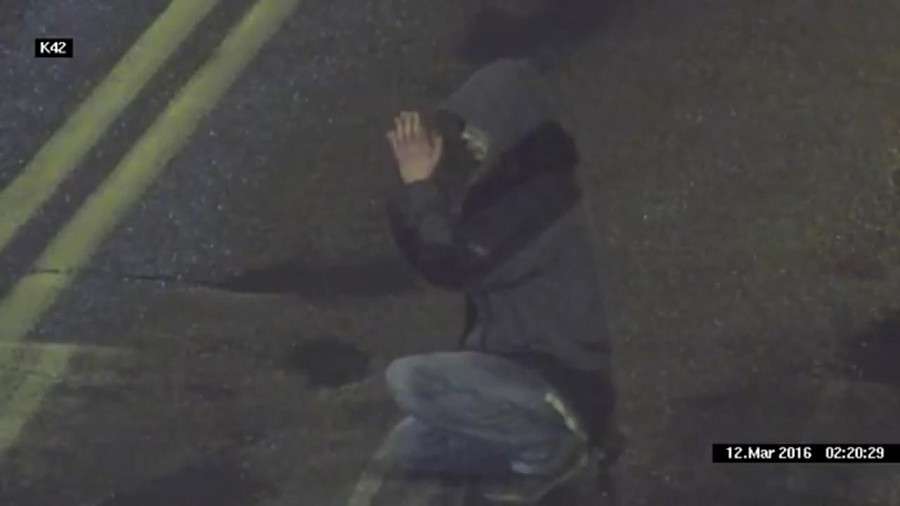 Klęczał na jezdni i zatrzymywał pojazdy (video)