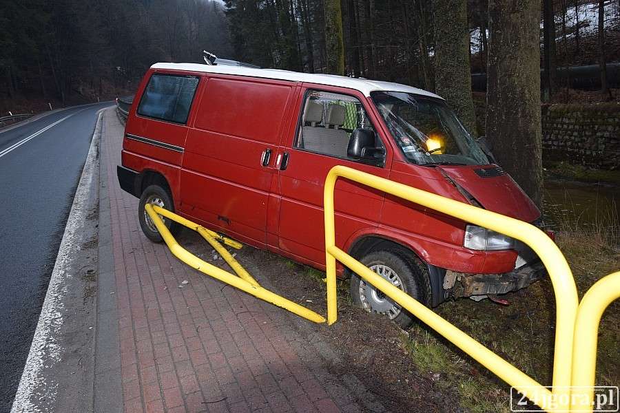 Bus wypadł z drogi i uderzył w drzewo
