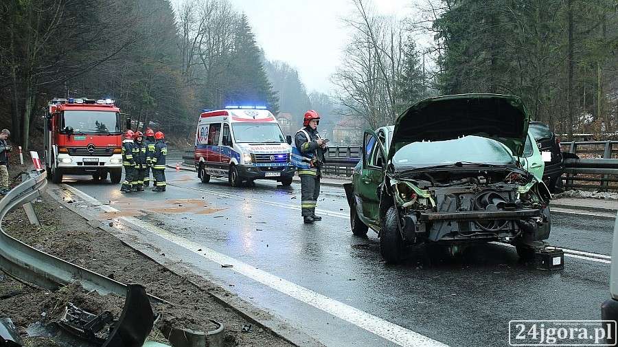 Czołowe zderzenie na DK3. Cztery osoby ranne.