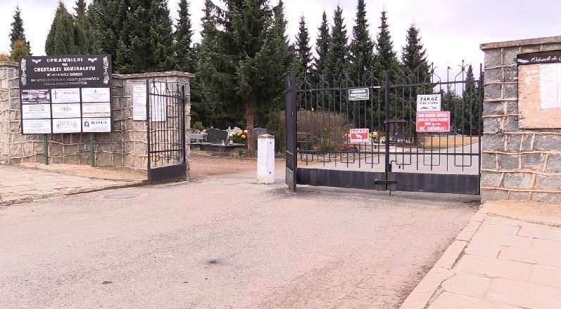 Starszy mężczyzna oblany żrącą substancją