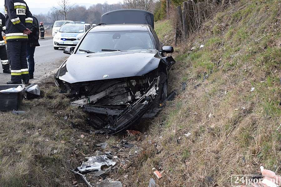Wojcieszyce : Rozbite  BMW ląduje w rowie