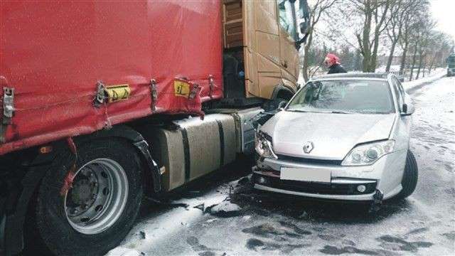 Zderzenie autobusu, ciężarówki i auta osobowego