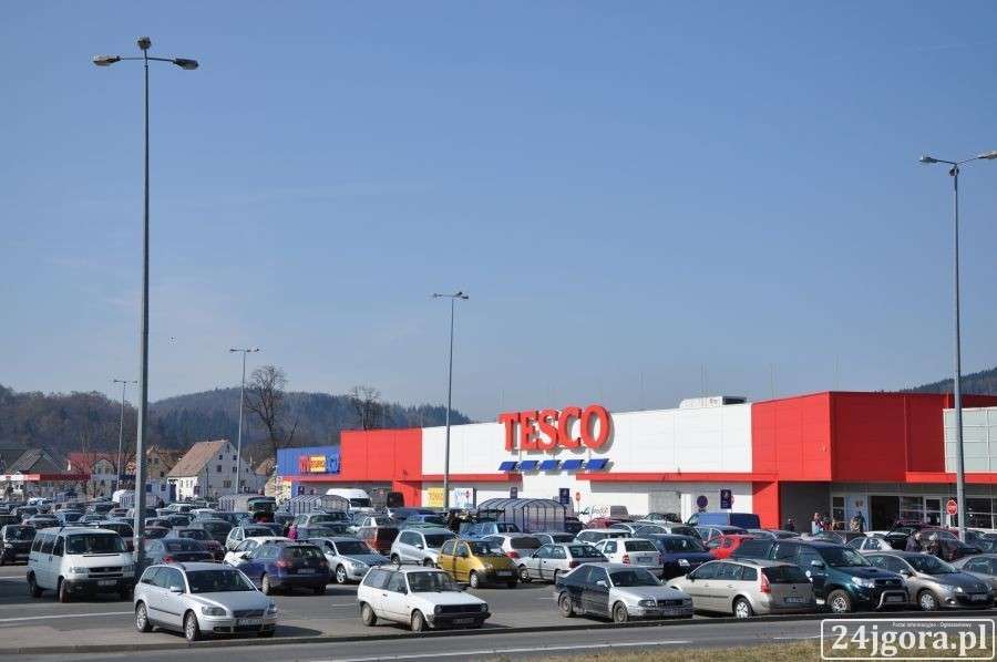 Nieletnie dziewczynki żebrały pod TESCO