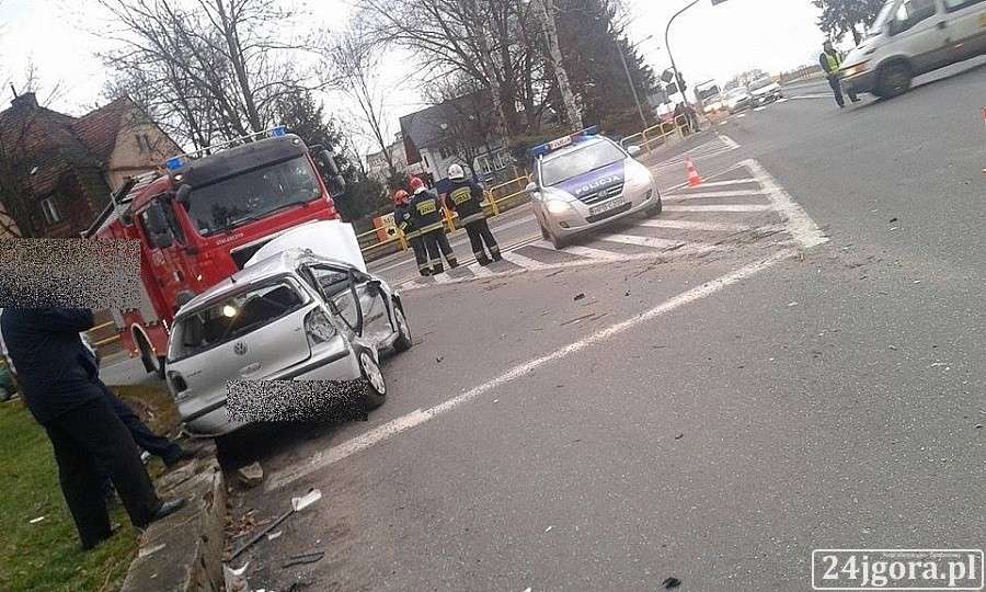Wjechał autem na czerwonym świetle i spowodował  wypadek.
