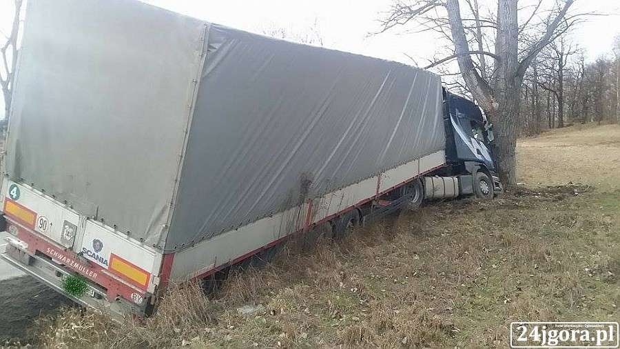 TIR wpadł do rowu i uderzył w drzewo