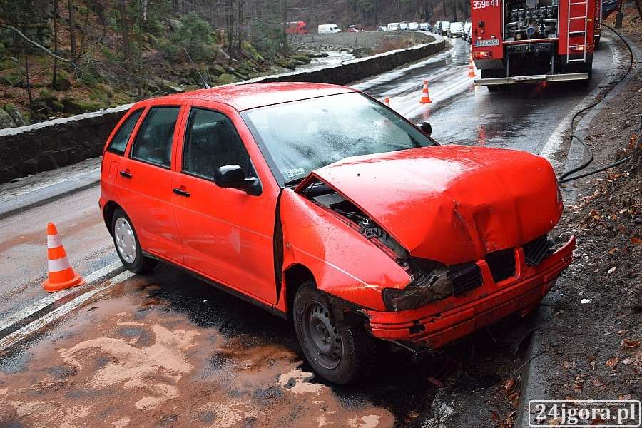Szklarska Poręba - Seat uderzył w skały