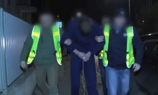 Zobacz wideo z doprowadzenia 18-latka do aresztu w Jeleniej Górze