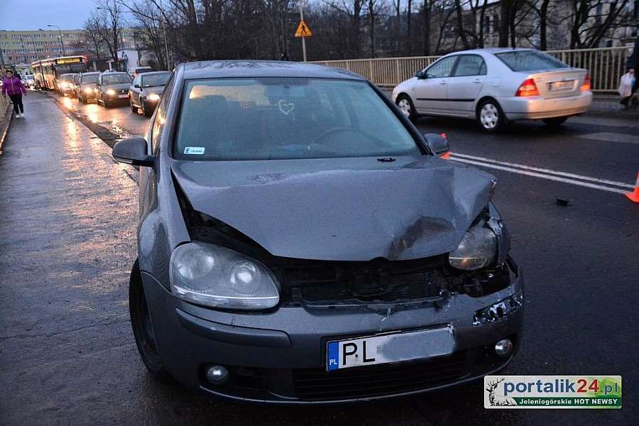 Zderzenie trzech samochodów. Trzy osoby w szpitalu