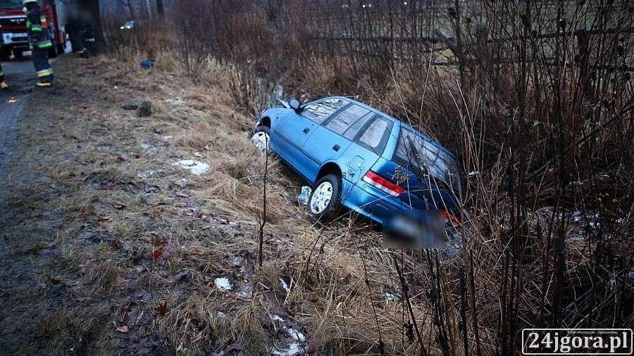 Podgórzyn : Jedno auto w rowie, drugie na barierce
