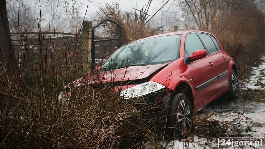 Sobieszów : Uderzyła w znak, śmietnik i wpadła do rowu.