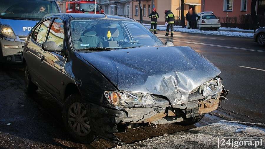 Jelenia Góra : Zderzenie taksówki z samochodem osobowym