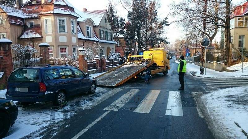 Parkują na przejściu dla pieszych na ulicy Mickiewicza