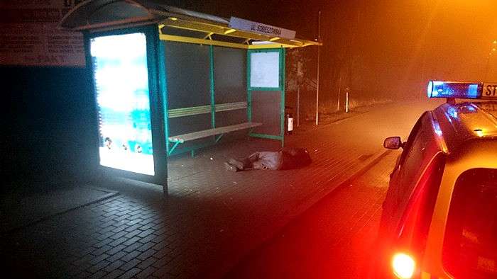 Tak hucznie świętował 18 urodziny, że omal nie zamarzł na przystanku