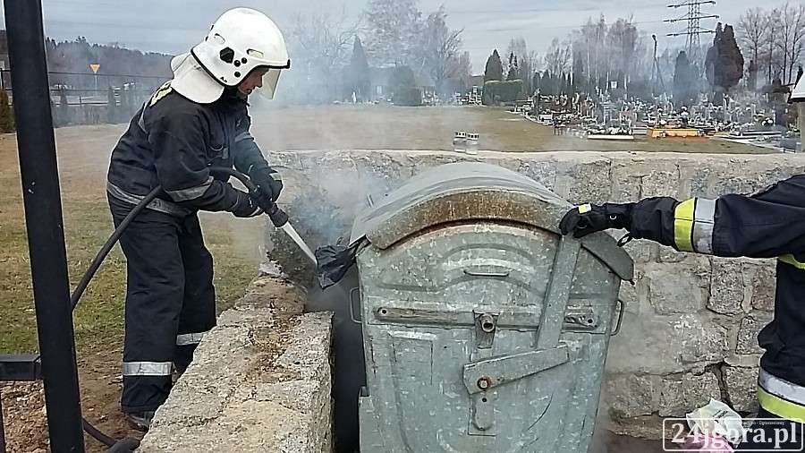 Ogień na cmentarzu w Piechowicach