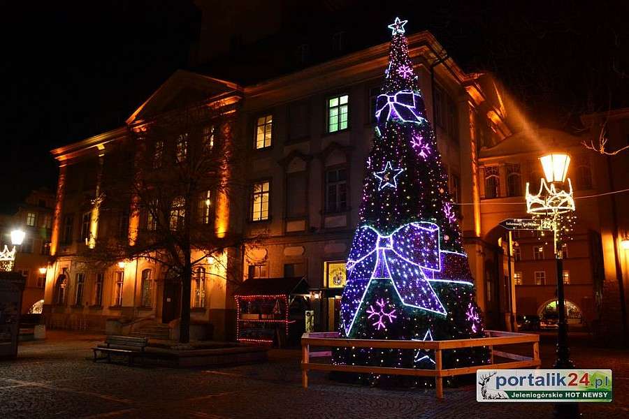 Choinka i jelonek zdobią Plac Ratuszowy