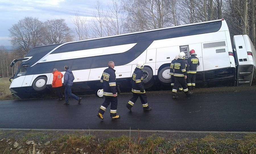 Autobus z 54 pasażerami wypadł z drogi