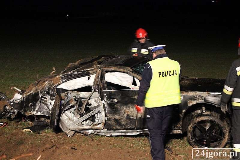 BMW uderzyło w drzewo i wylądowało na polu.Zobacz moment wypadku.