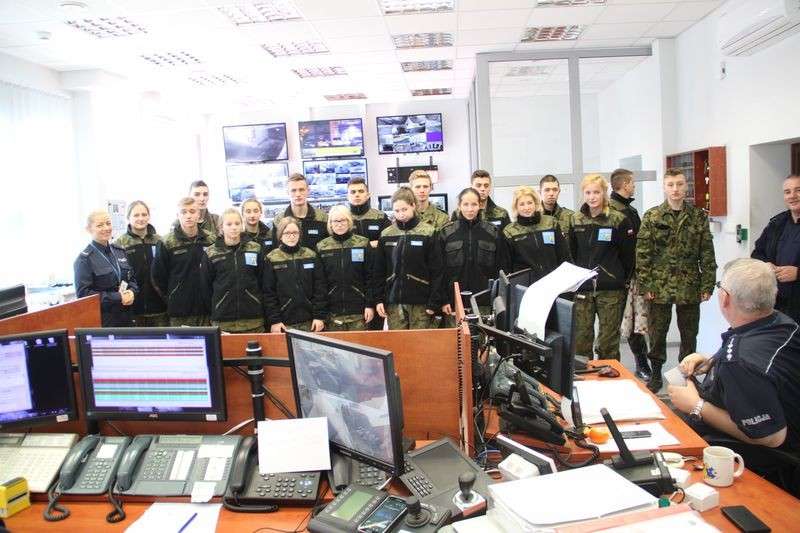 Licealiści na wycieczce edukacyjnej z Komendzie Miejskiej Policji w Jeleniej Górze.