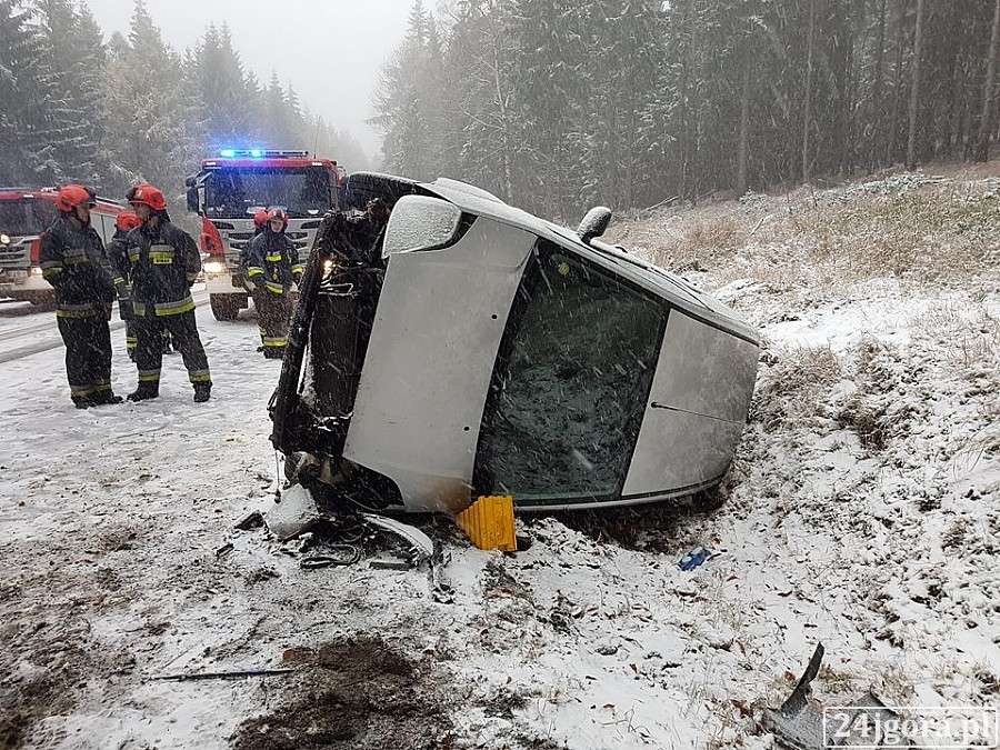 Trudne warunki na drodze do Jakuszyc. Auto wypadło z drogi i dachowało