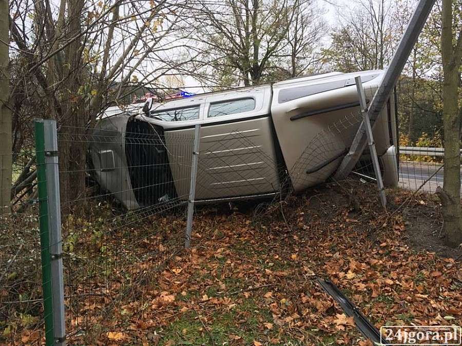 W Kaczorowie auto wypadło z drogi