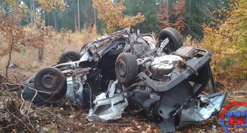 Dachowanie w Bielance. Kobieta uwięziona w aucie