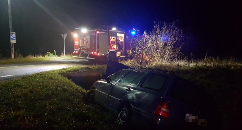 Volkswagen wypadł z drogi. Kierowca miał problemy z sercem.