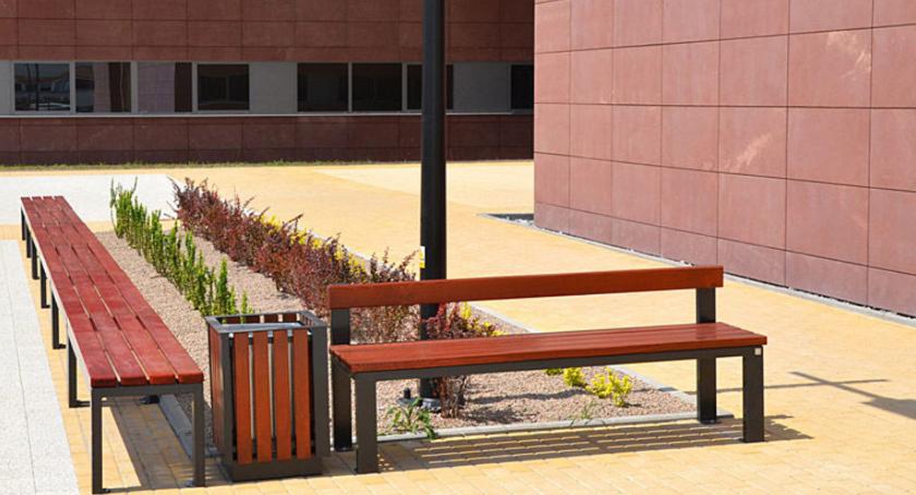 Małą architekturę miejską docenimy szczególnie latem – czyli jak funkcjonalnie urozmaicić przestrzeń