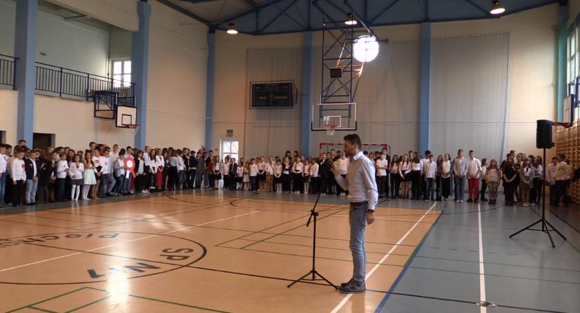 Uczniowie w Piechowicach wspólnie odśpiewali hymn