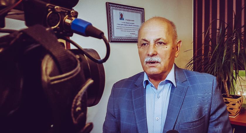 Operator koparki pod wpływem alkoholu. Mogło dojść do tragedii