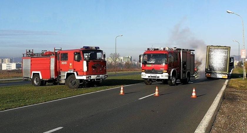 Pożar opony w ciężarówce. Zablokowany wjazd do Jeleniej Góry od strony Wrocławia