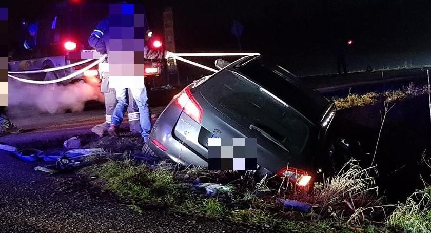 Śliska nawierzchnia i auto w rowie